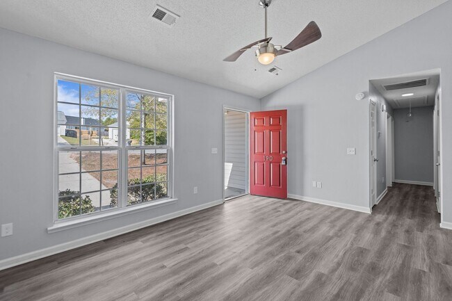 Building Photo - Beautiful 3 bedroom HOME