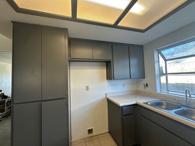 Building Photo - 2680 Peppertree Dr