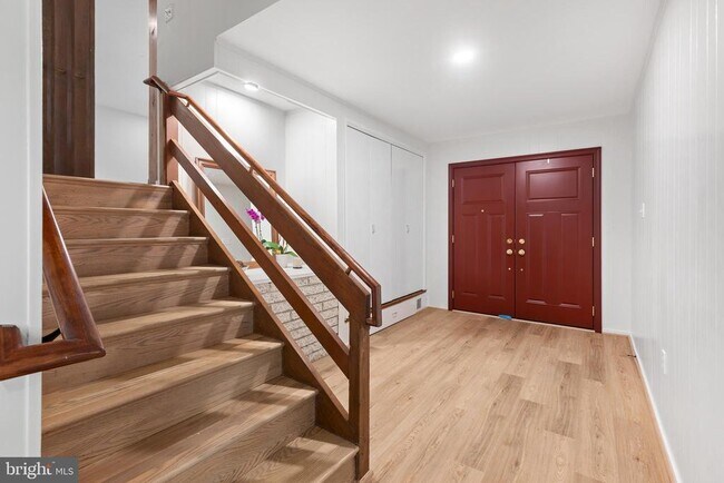 Building Photo - 1222 Noyes Dr