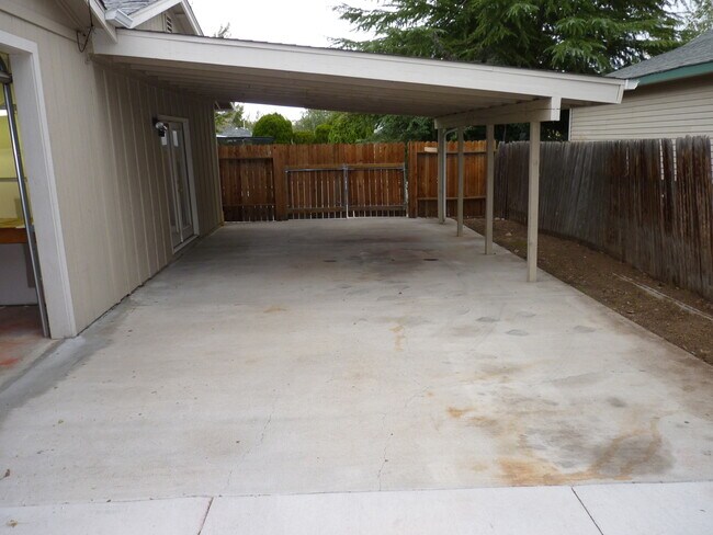 Building Photo - Newly remodeled Home