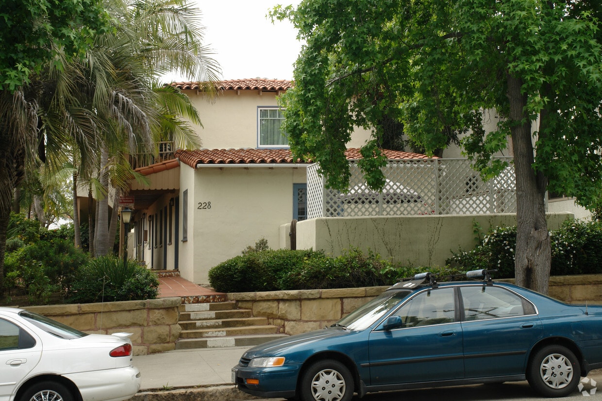 Primary Photo - 228 W Victoria St