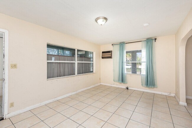 Building Photo - 600 Tropic St