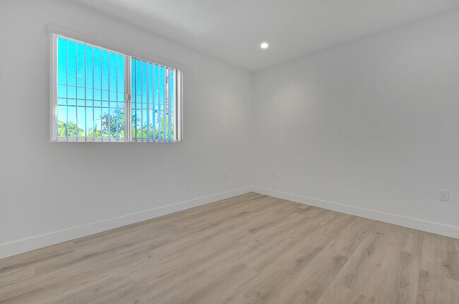 Building Photo - 5850 Vineland Ave