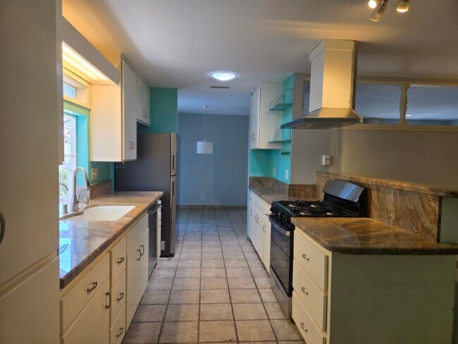 Foto del edificio - Welcome to this beautifully upgraded 3-bedroom, 2.5-bath home located in a highly sought-after Sa...