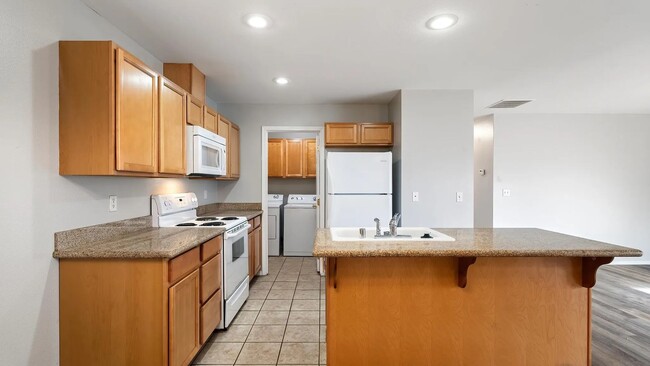 Building Photo - Selling duplex 1.2025