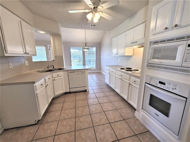 Building Photo - 8622 Sunny Ridge Dr