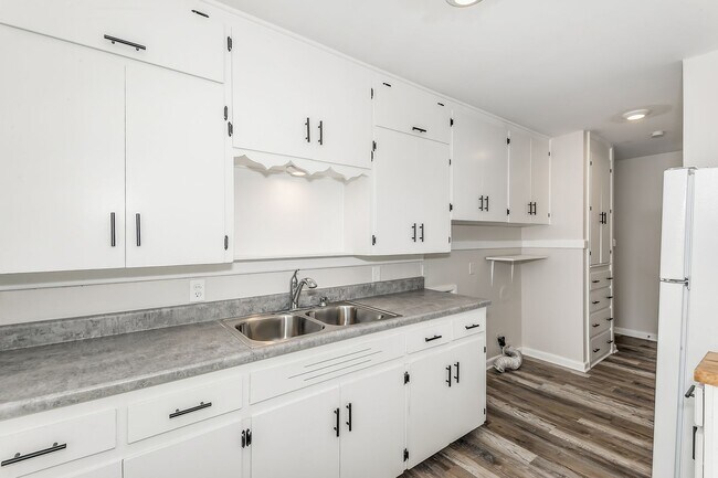 Foto del edificio - Large 3 Bedroom Updated Home