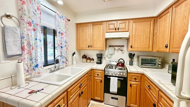 Building Photo - Darling Fully Furnished Guest Home Unit wi...
