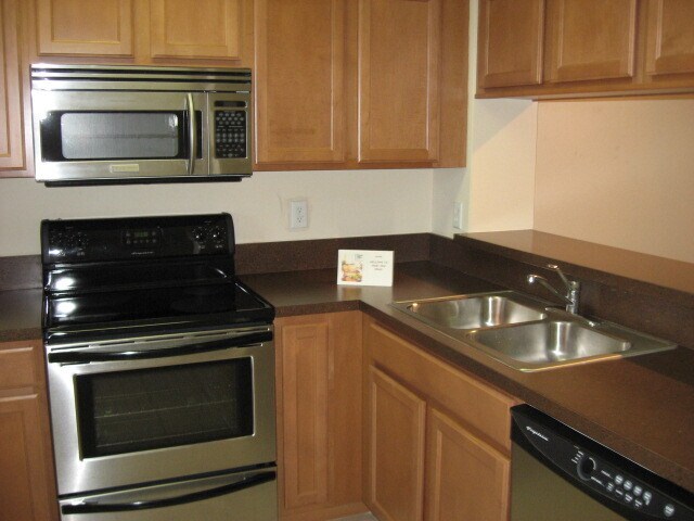 Building Photo - Cypress Landing 8205