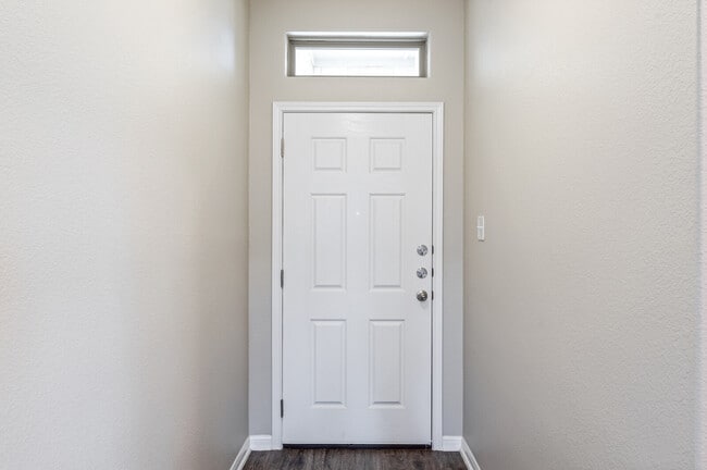 Building Photo - 1204 Grand Oak Trail