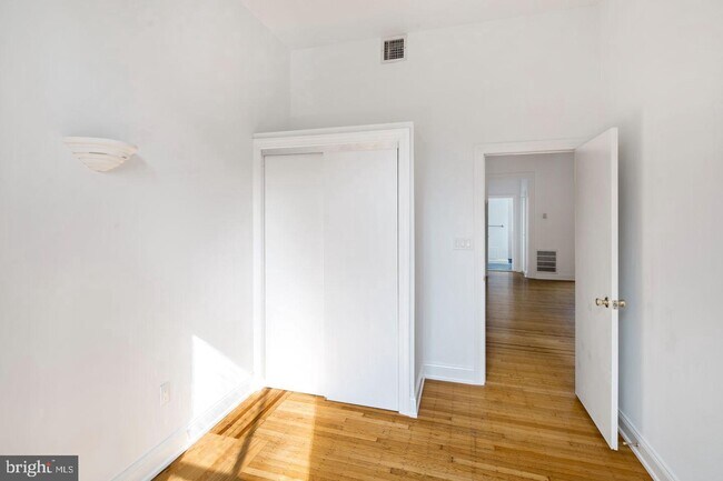 Building Photo - 329 S 17th St
