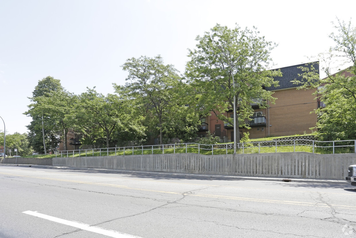 Building Photo - 17100 Boul de pierrefonds