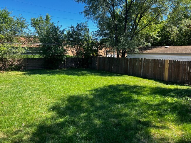 Building Photo - 2 bed 1 bath roseville home with office, g...