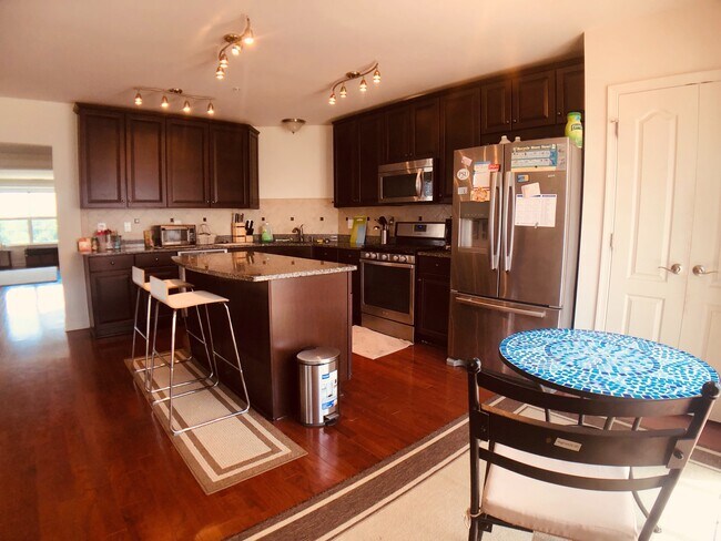 Foto del edificio - Beautiful and large 3 BR 2.5 BA townhouse/condo
