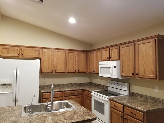 Foto del edificio - This spacious  4 bed 2.5 bath house -Blue Horizon Subdivision