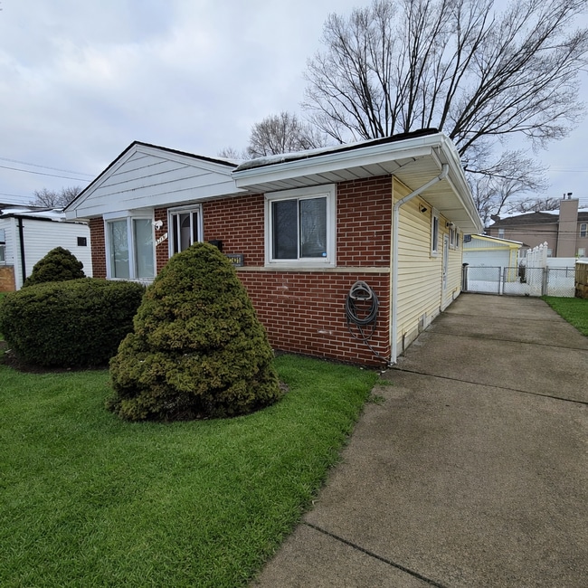 Building Photo - 3BR / 2BA Home in St. Clair Shores w/ Finished Basement, 3-Season Room & 2-Car Garage