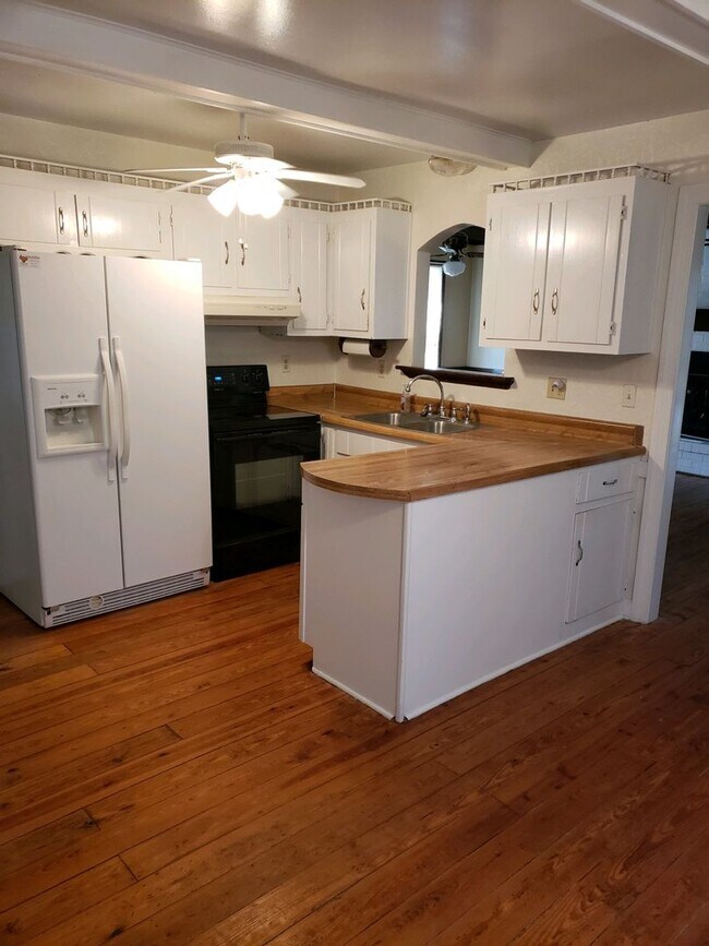Foto del edificio - Two story home on corner lot