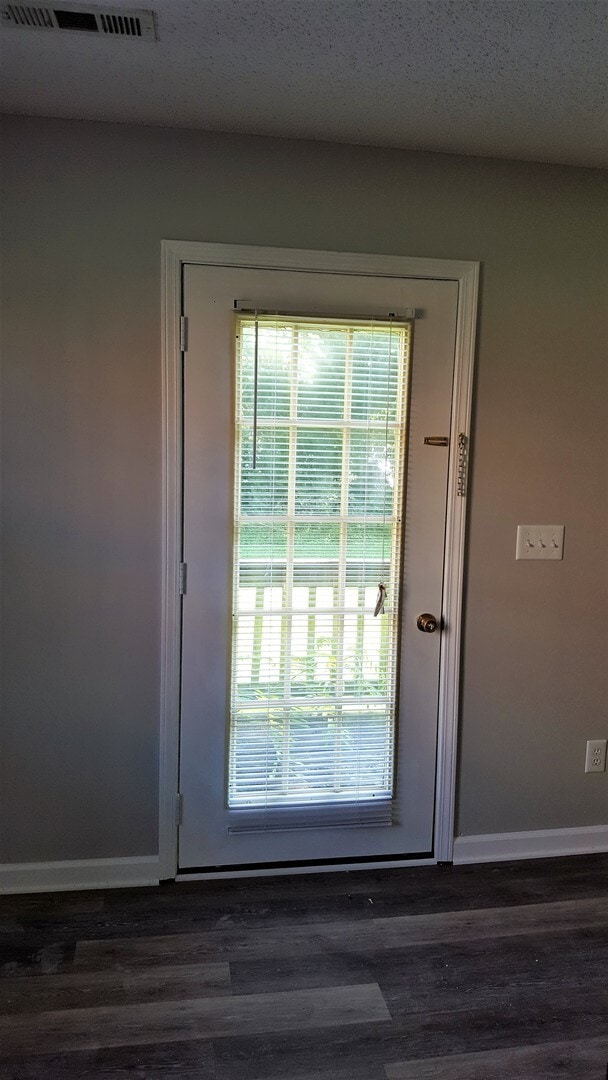 Building Photo - 8 - Hamilton Place