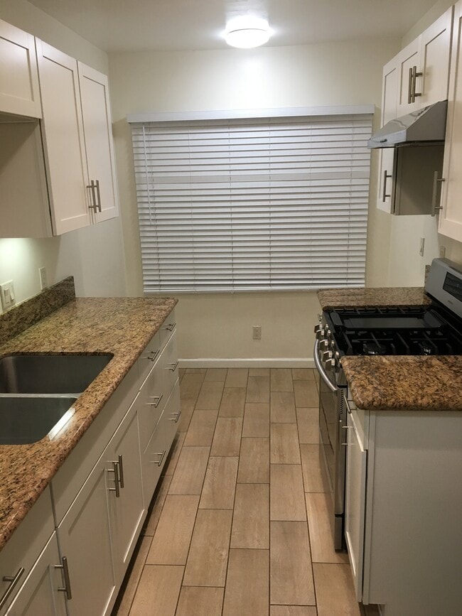 Building Photo - 2301 De la Vina St