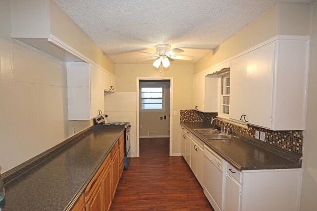 Building Photo - 1106 S Strong Blvd