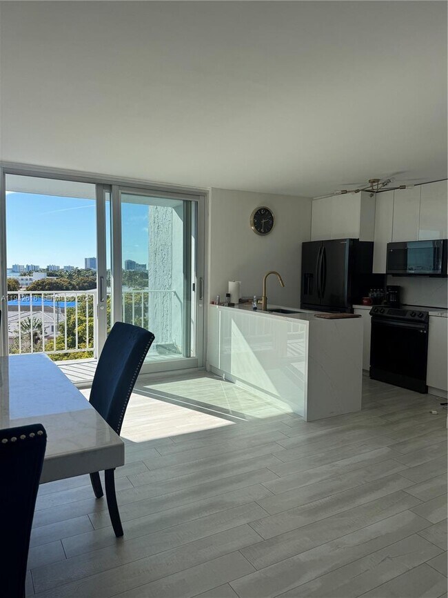 Foto del edificio - 6900 Bay Dr