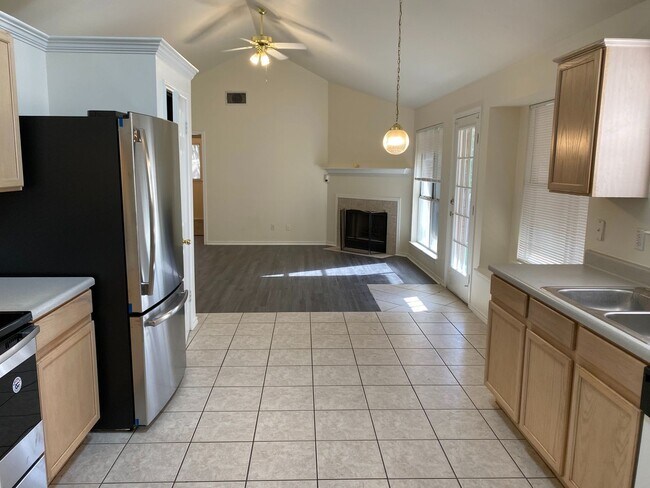 Foto del edificio - CUTE 3 BEDROOM IN SPRING CREEK FOREST*NEIS...