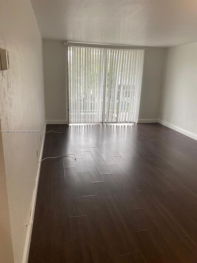 Foto del edificio - 484 NW 165th St