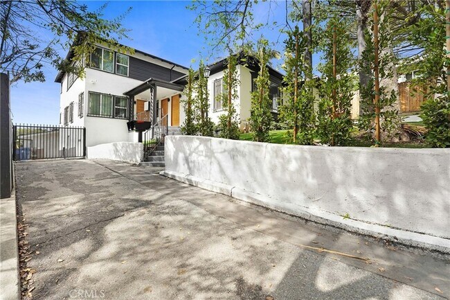 Foto del edificio - 2822 1/2 Waverly Drive Unit