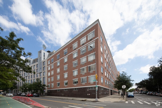 Building Photo - Hallets Cove