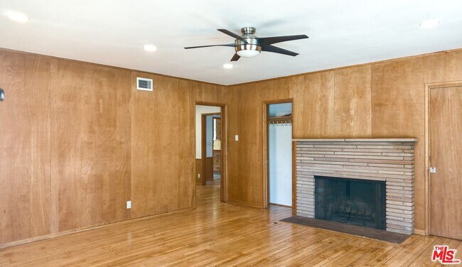 Building Photo - 601 9th Ct