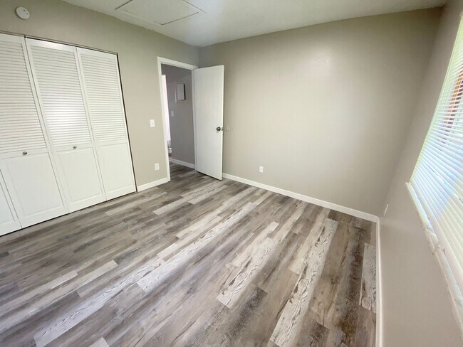 Building Photo - 1042 Mazatlan Cir