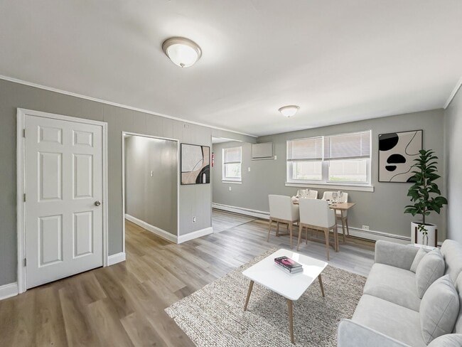 Interior Photo - 1300 Green Ln