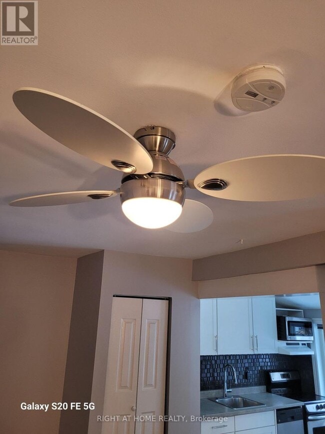 Photo du bâtiment - 302 Glenlake Ave