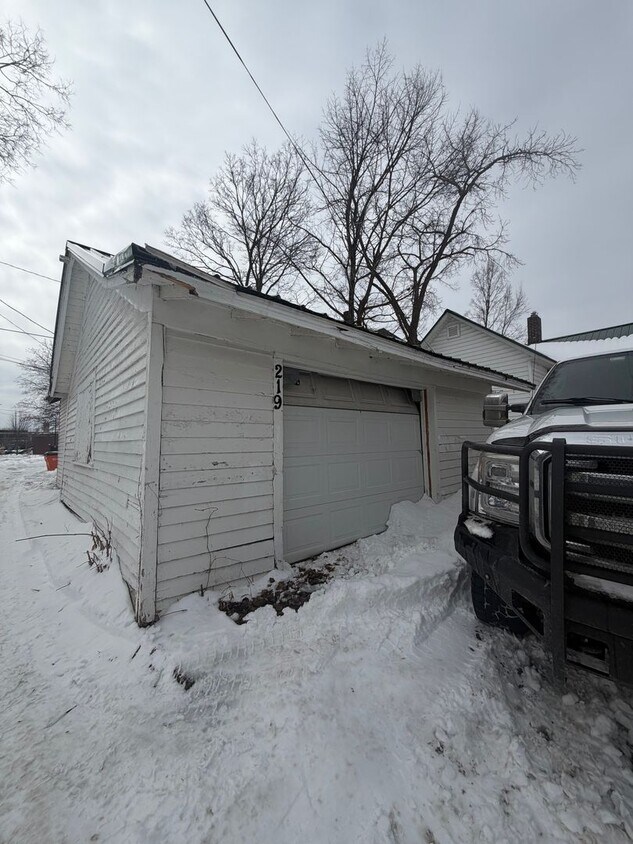 Building Photo - 219 Randall St