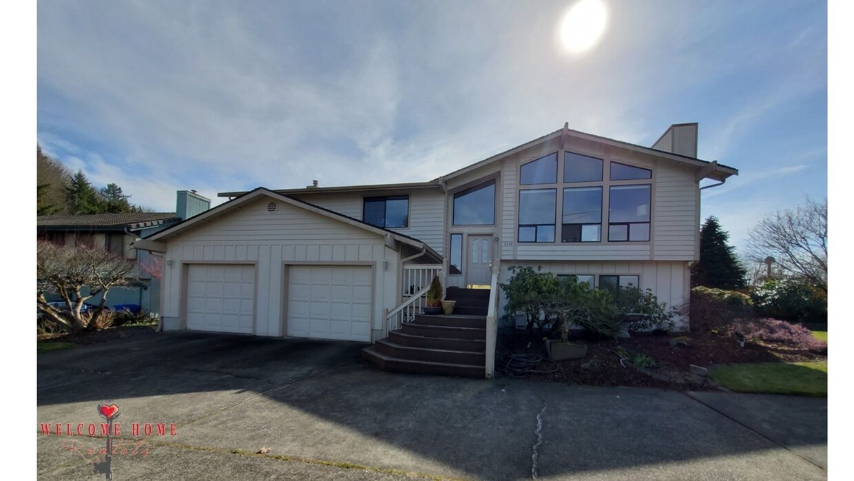 Primary Photo - HUGE 5-BEDROOM home with separate BONUS RO...