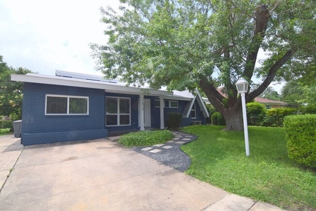 Building Photo - 7513 Carriage Dr