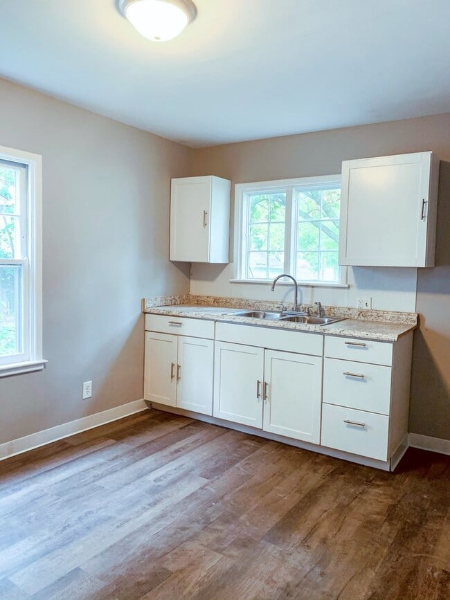 Foto del edificio - Charming 2BR North Columbus Home w/ Basement & Decorative Fireplace