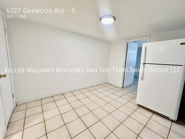 Foto del edificio - 4227 Oakwood Ave - 5