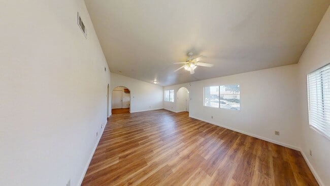 Building Photo - Spacious 2 bedroom 2 bath