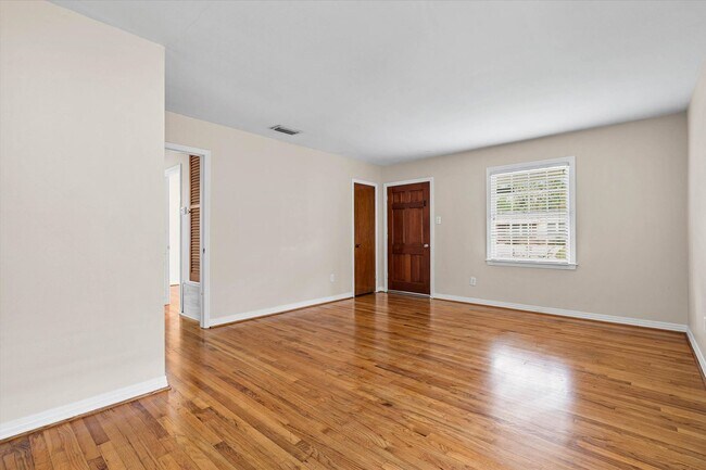Building Photo - Charming 3-Bedroom Home with Fenced Yard – Convenient Location!