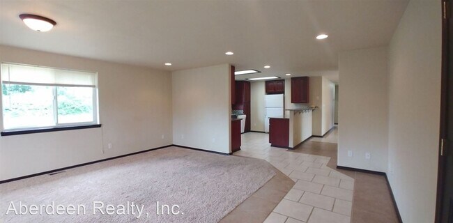 Building Photo - 3 br, 1 bath House - 1124 W Lindstrom St.
