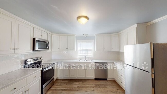 Building Photo - 111 Collins Ave