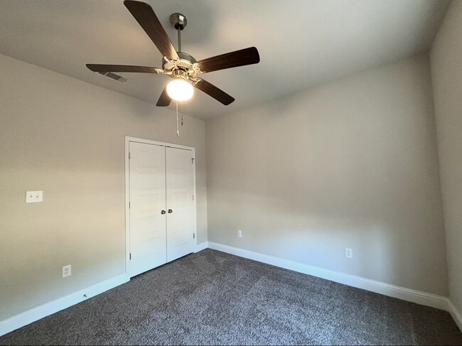 Foto del edificio - 5490 Overland Dr