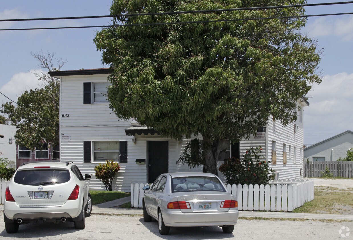 Building Photo - Sam's Lodging