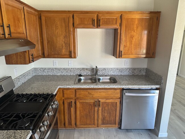 Building Photo - 550 DRIFTWOOD AVE - 2 BEDROOM 1 BATH - TULARE