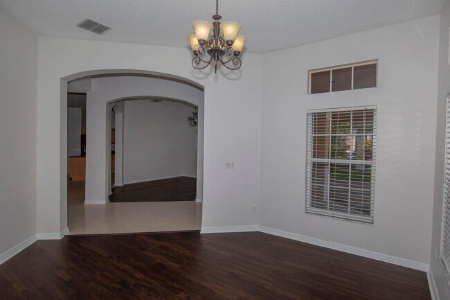 Foto del edificio - 664 Cedar Forest Cir