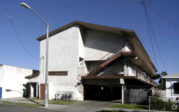 Building Photo - 936 N Washington Pl