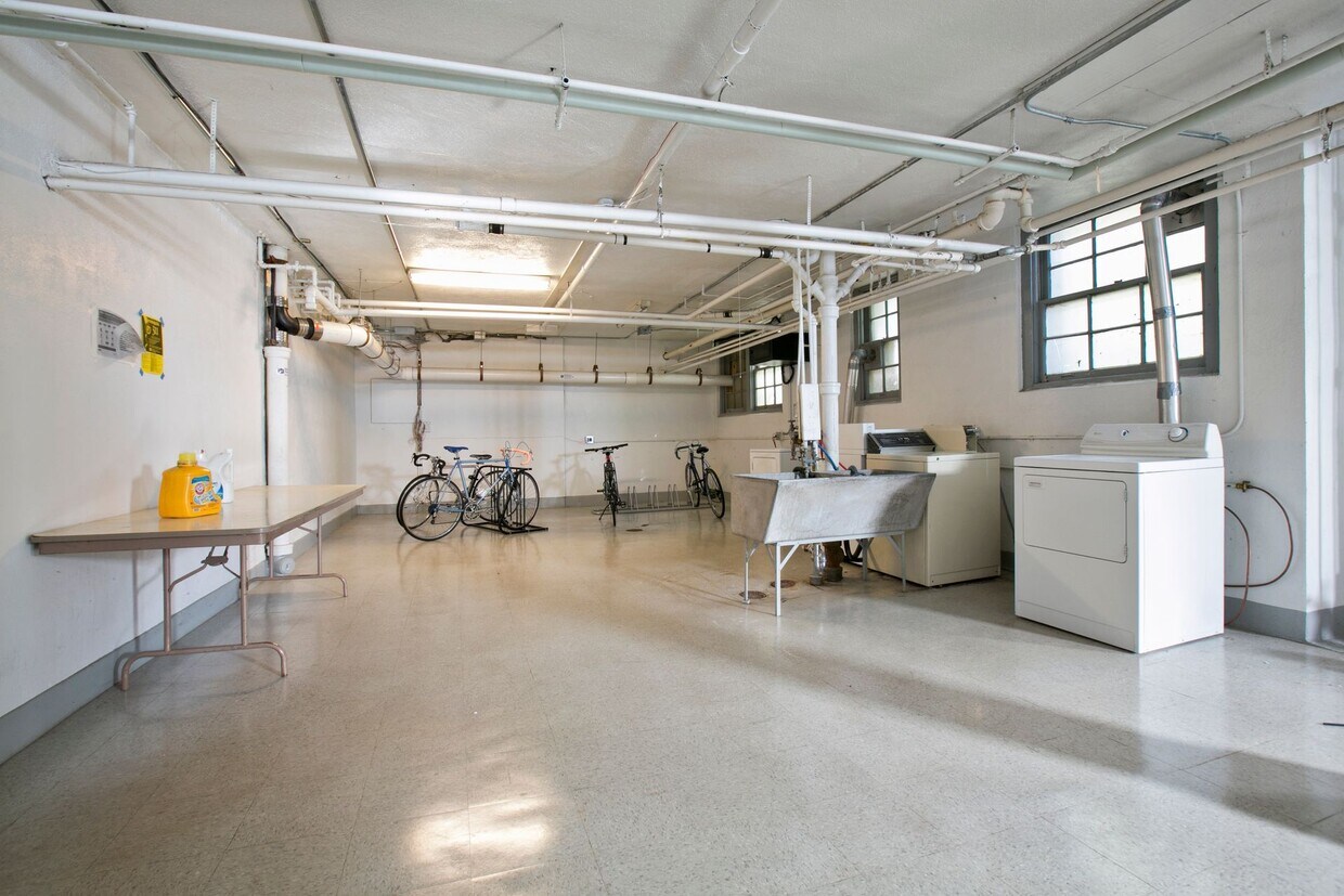 Foto del edificio - 2434 Dupont Ave S