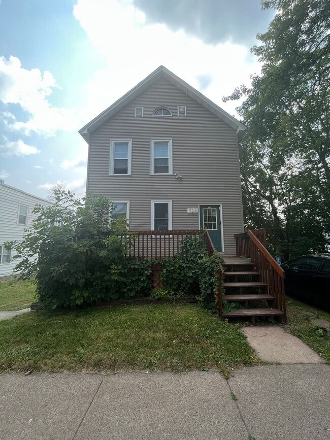 Building Photo - 924 E 6th St