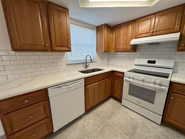 Building Photo - 3607 Cambridge St